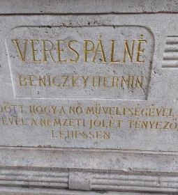 Veres Pálné szobra