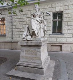 Veres Pálné szobra