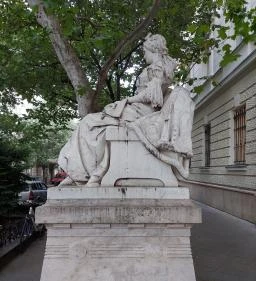 Veres Pálné szobra