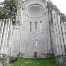 Vértesszentkereszti bencés apátsági templomrom Oroszlány - Külső kép