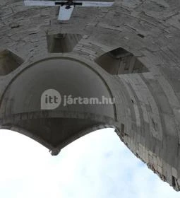 Vértesszentkereszti bencés apátsági templomrom