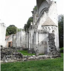 Vértesszentkereszti bencés apátsági templomrom