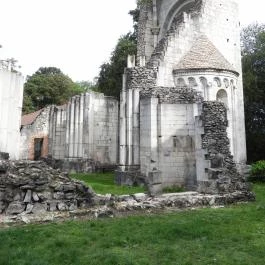 Vértesszentkereszti bencés apátsági templomrom Oroszlány - Külső kép