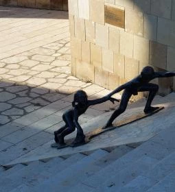 Vicuska és Gergő szobra