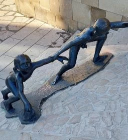 Vicuska és Gergő szobra