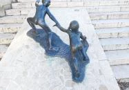 Vicuska és Gergő szobra Eger