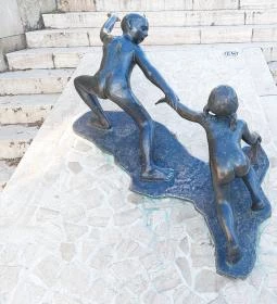 Vicuska és Gergő szobra