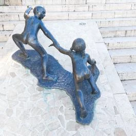 Vicuska és Gergő szobra Eger - Külső kép