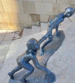 Vicuska és Gergő szobra