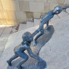 Vicuska és Gergő szobra Eger - Külső kép