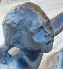 Vicuska és Gergő szobra