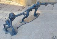 Vicuska és Gergő szobra Eger