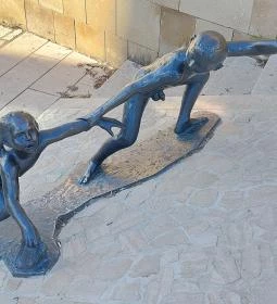 Vicuska és Gergő szobra