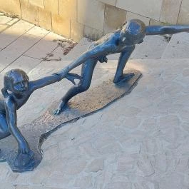 Vicuska és Gergő szobra Eger - Külső kép