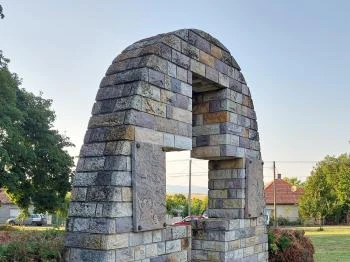 Világháborús emlékmű Szarvasgede