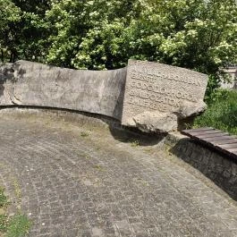 Világháborús emlékmű, Gödöllő - Külső kép