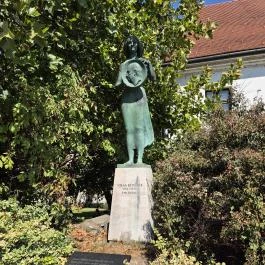 Virág Benedek-emlék, Budapest - Külső kép