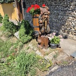 Virághordó Manó Jen? - Külső kép