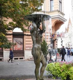 Vízjáték-szobor és díszkút