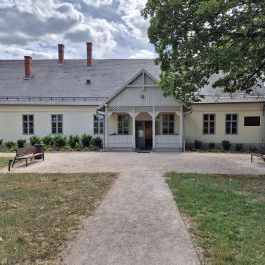 Vörösmarty Mihály Emlékmúzeum, Kápolnásnyék - Külső kép