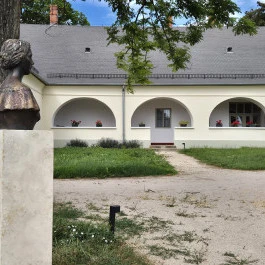 Vörösmarty Mihály Emlékmúzeum, Kápolnásnyék - Külső kép