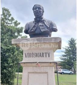 Vörösmarty Mihály mellszobra