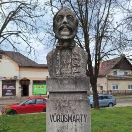 Vörösmarty Mihály mellszobra Pincehely - Külső kép