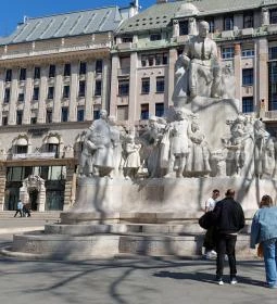 Vörösmarty Mihály szobra