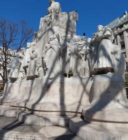 Vörösmarty Mihály szobra