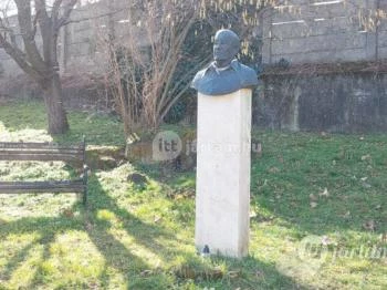 Wass Albert mellszobor Verőce