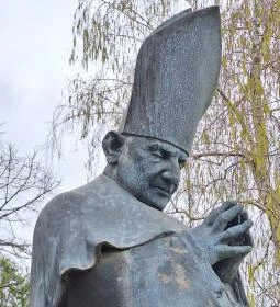 XXIII. János pápa szobra