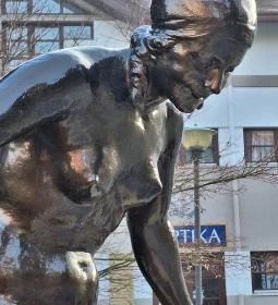 Zalakarosi Vízbelépő lány szobra