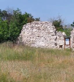 Kerekszenttamási templomrom 