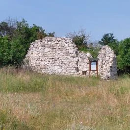 Kerekszenttamási templomrom Zámoly - Külső kép