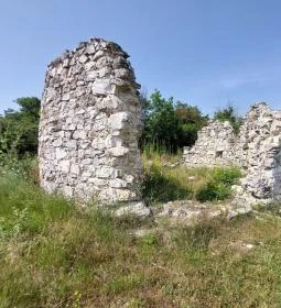 Kerekszenttamási templomrom 