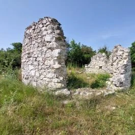 Kerekszenttamási templomrom Zámoly - Külső kép