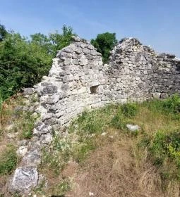 Kerekszenttamási templomrom 