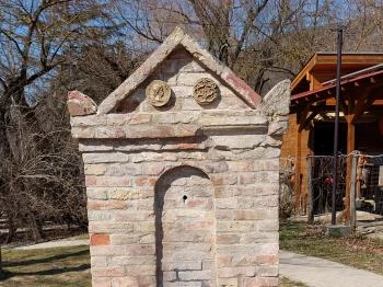 Zenélő ivókút Remeteszőlős