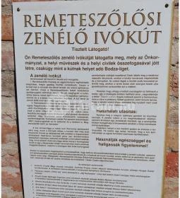 Zenélő ivókút