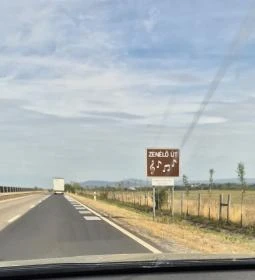 Zenélő út 21. főút