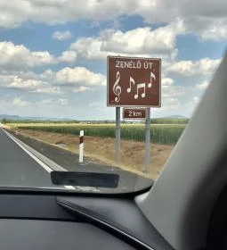 Zenélő út