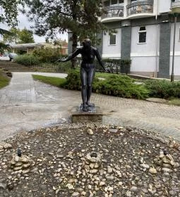 Zalakarosi Vízbelépő lány szobra