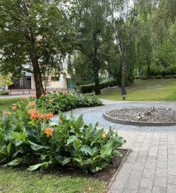 Zalakarosi Vízbelépő lány szobra