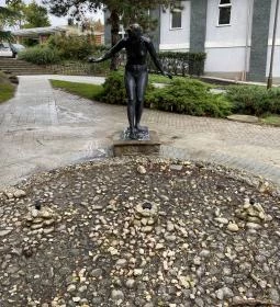 Zalakarosi Vízbelépő lány szobra