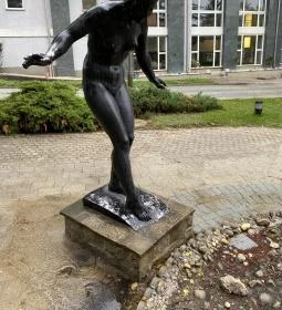 Zalakarosi Vízbelépő lány szobra