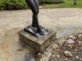 Zalakarosi Vízbelépő lány szobra Zalakaros