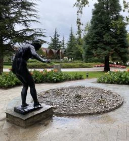 Zalakarosi Vízbelépő lány szobra