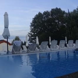 NaturMed Hotel Carbona Hévíz - Medence/kert