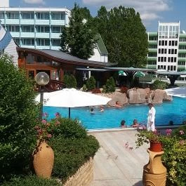 NaturMed Hotel Carbona Hévíz - Medence/kert