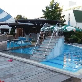 NaturMed Hotel Carbona Hévíz - Medence/kert